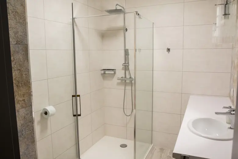 Kabinowa prysznicowa z przezroczystymi ścianami