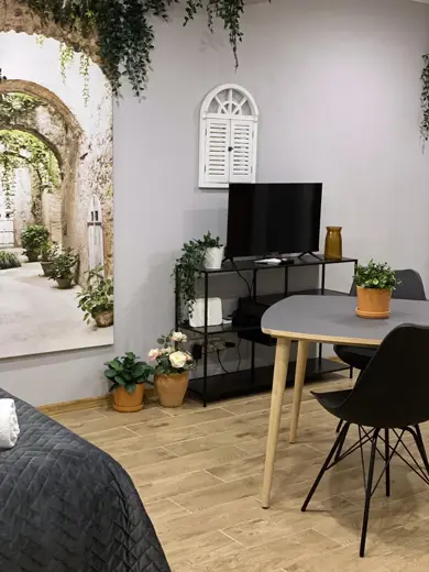 Jadalnia z okrągłym stołem, nowoczesnymi krzesłami i roślinami.