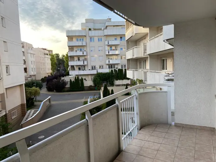 Duży balkon z miejscem do siedzenia i widokiem na okolicę