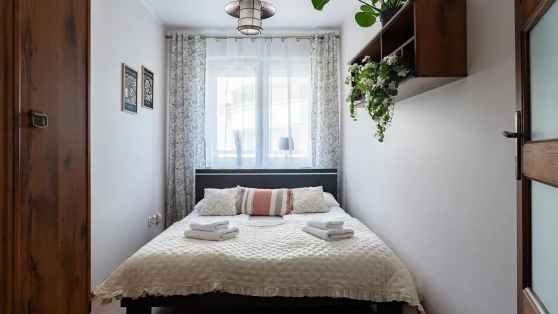 Sypialnia z dużym łóżkiem i puszystą pościelą