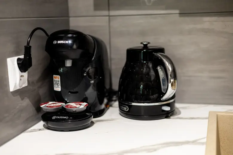Ekspres do kawy Bosch i toster Tassimo na blacie