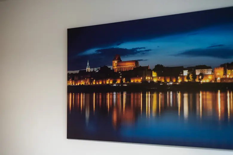 Nocny krajobraz miasta na płótnie nad wodą