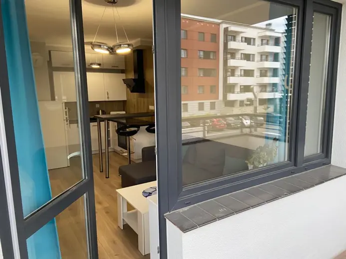 Przedpokój z widokiem przez balkon na wnętrze mieszkania.