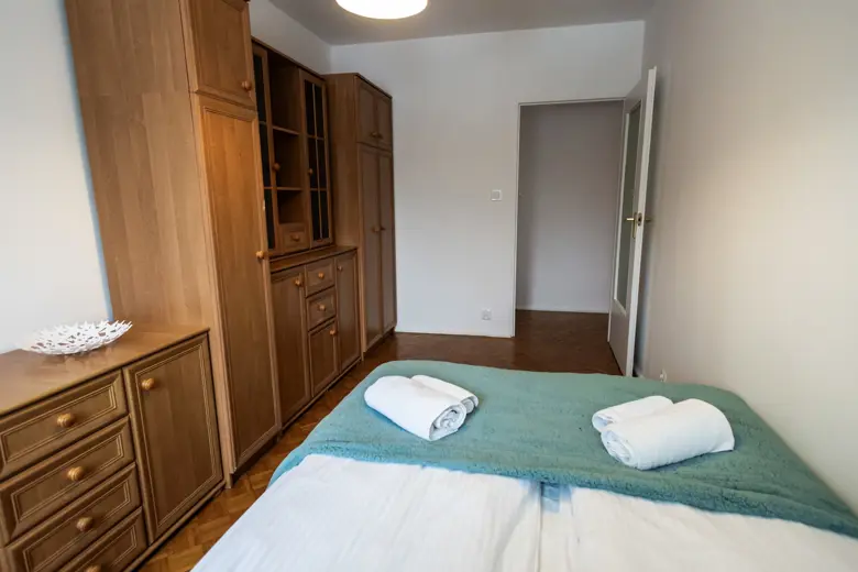 Duży kredens i zabudowa narożna w sypialni