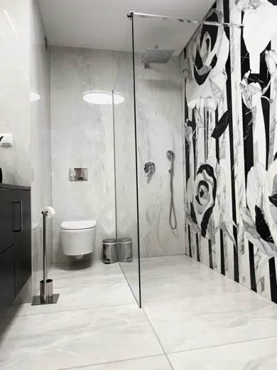 Duża łazienka z prysznicem walk-in i kwiatową ścianą
