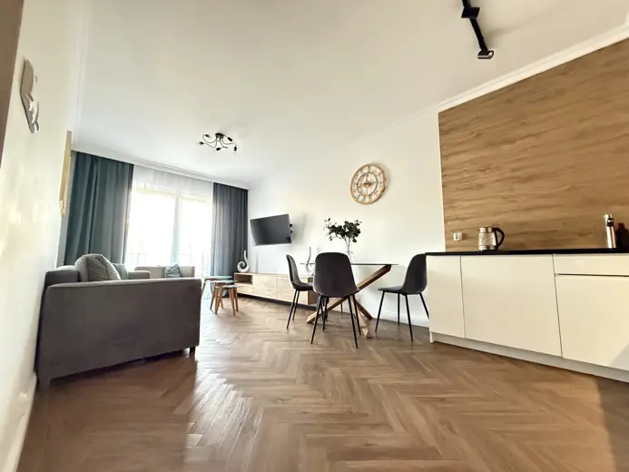 Dwa obrazy o geometrycznych motywach w złotych ramach.