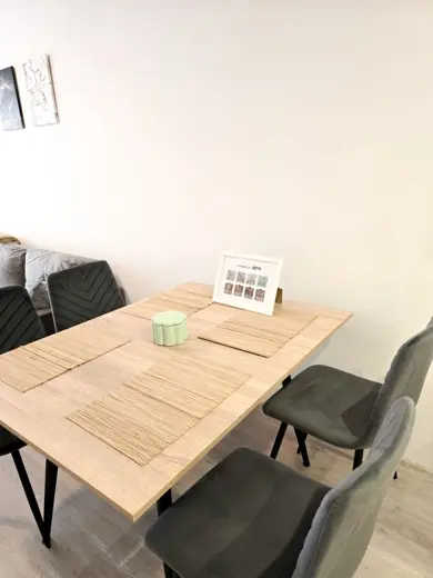Duży drewniany stół w jadalni z krzesłami