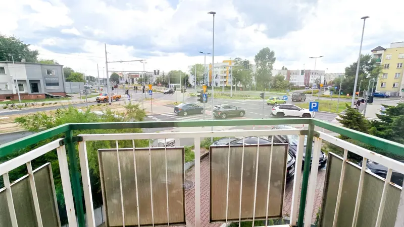 Sypialnia z oknem i źródełkiem światła, białą pościelą.