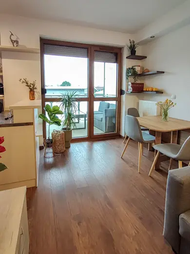 Wejście na balkon z sofą i stołem
