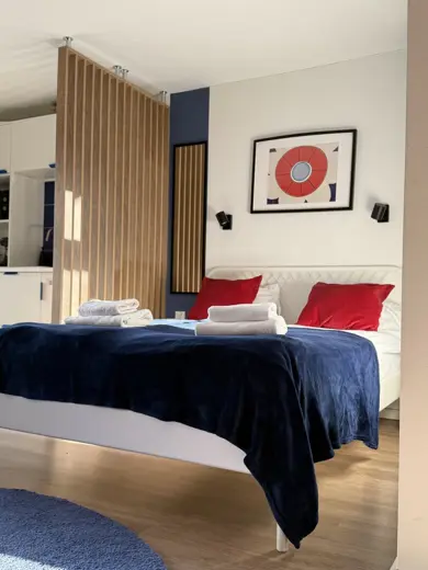 Widok na otwartą przestrzeń mieszkania: kuchnia, jadalnia i salon