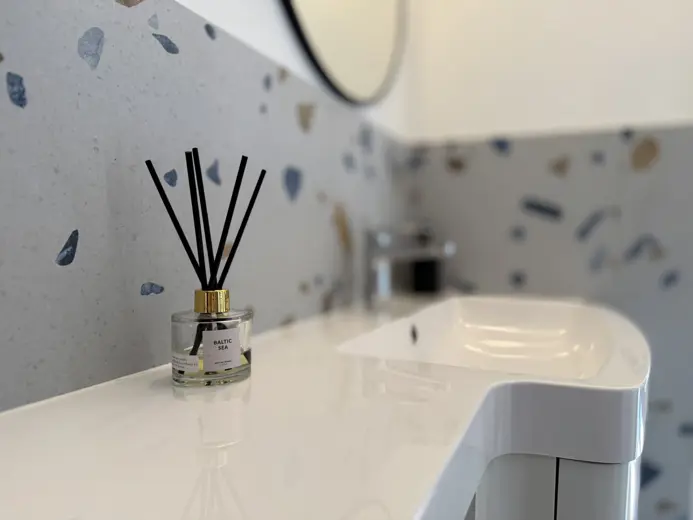 Dyfuzor zapachowy na białej półce przy umywalce
