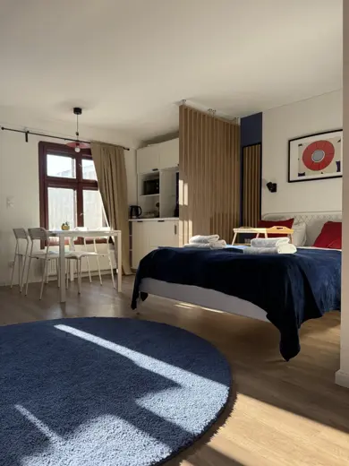 Jadalnia z blatem przy oknach i naturalnym światłem
