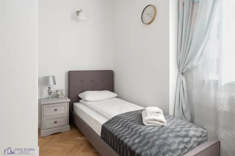 Biała toaletka z lustrem, roślina na niej