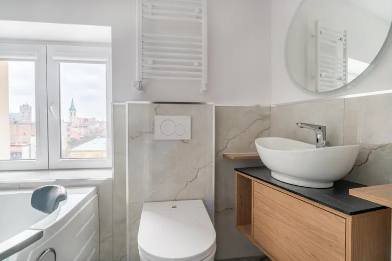 Łazienka z wanną, ceramiką i oknem
