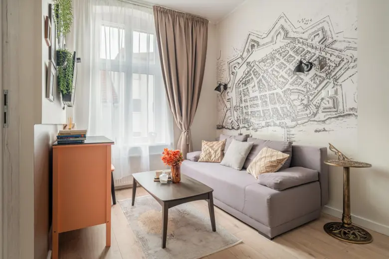 Salon z mapą na ścianie i sofą