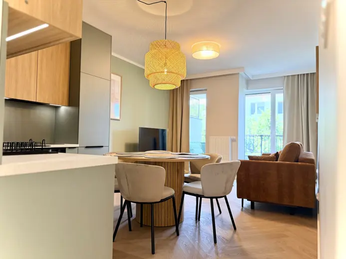 Kuchnia otwarta na jadalnię, widoczny salon
