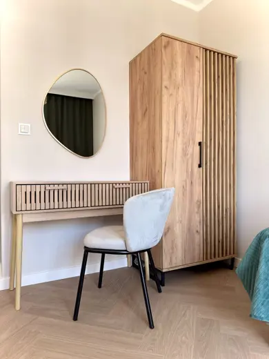 Toaletka z krzesłem i lustrem, minimalistyczny zestaw