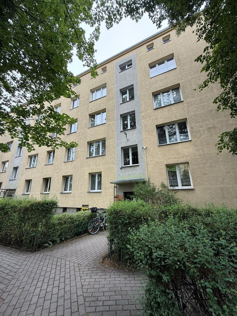 Komfortowe Mieszkanie z Parkingiem by Rentoom photo 2