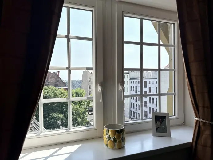 Widok na miasto przez okno