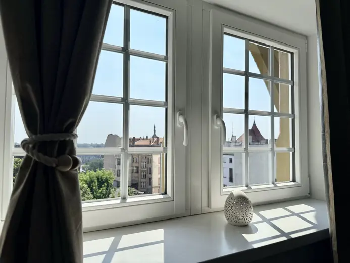 Okno z widokiem na miasto, jasne światło w sypialni