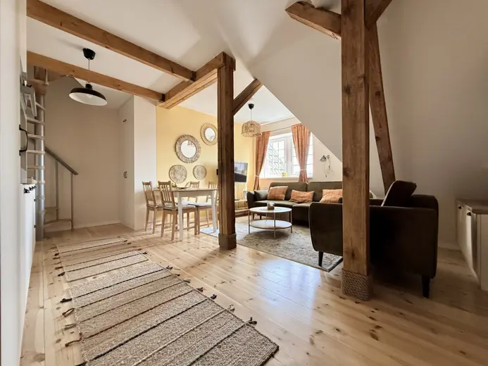 Salon z żółtym akcentem, narożna sofa i telewizor