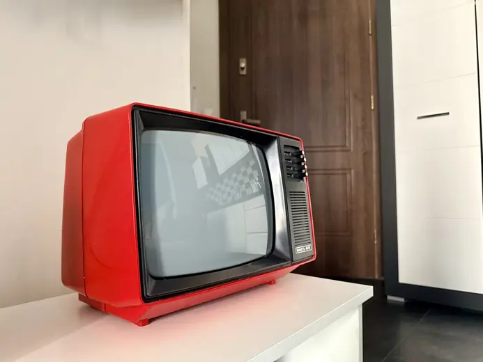 Okrągły stół z czerwonymi kieliszkami i krzesłami wokół