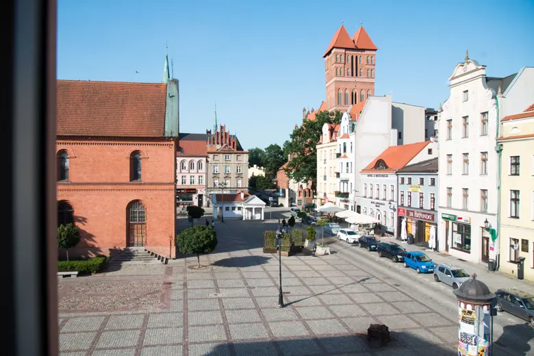 Widok na ulice miasta z okna, kolorowe kamienice