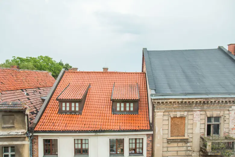 Widok na dachy budynków z czerwonymi dachówkami