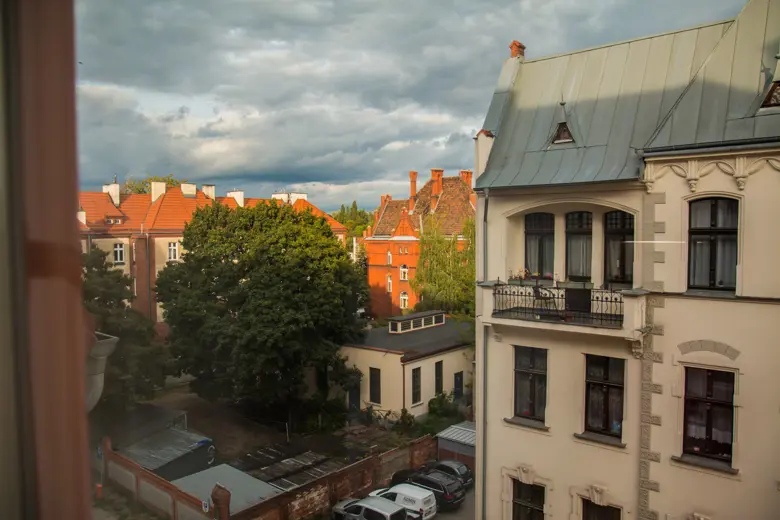 Widok na miasto z okna apartamentu.