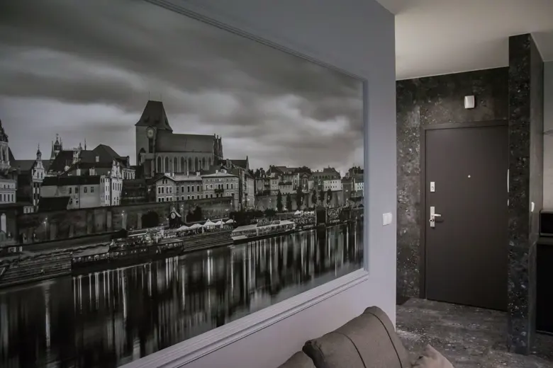 Mural z panoramą miasta nad rzeką
