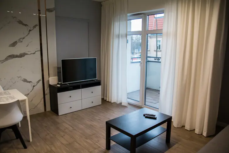 Telewizor na czarnej półce w salonie