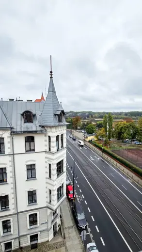 Widok z okna na miasto i ulicę z góry