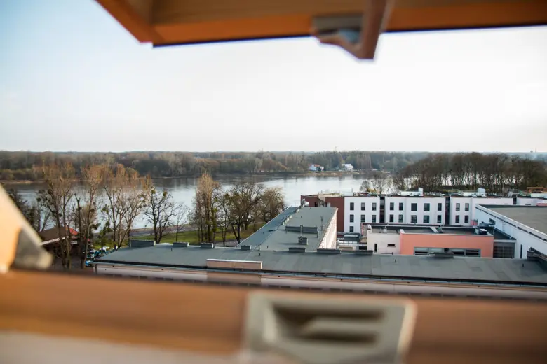 Widok z okna na miasto i rzekę