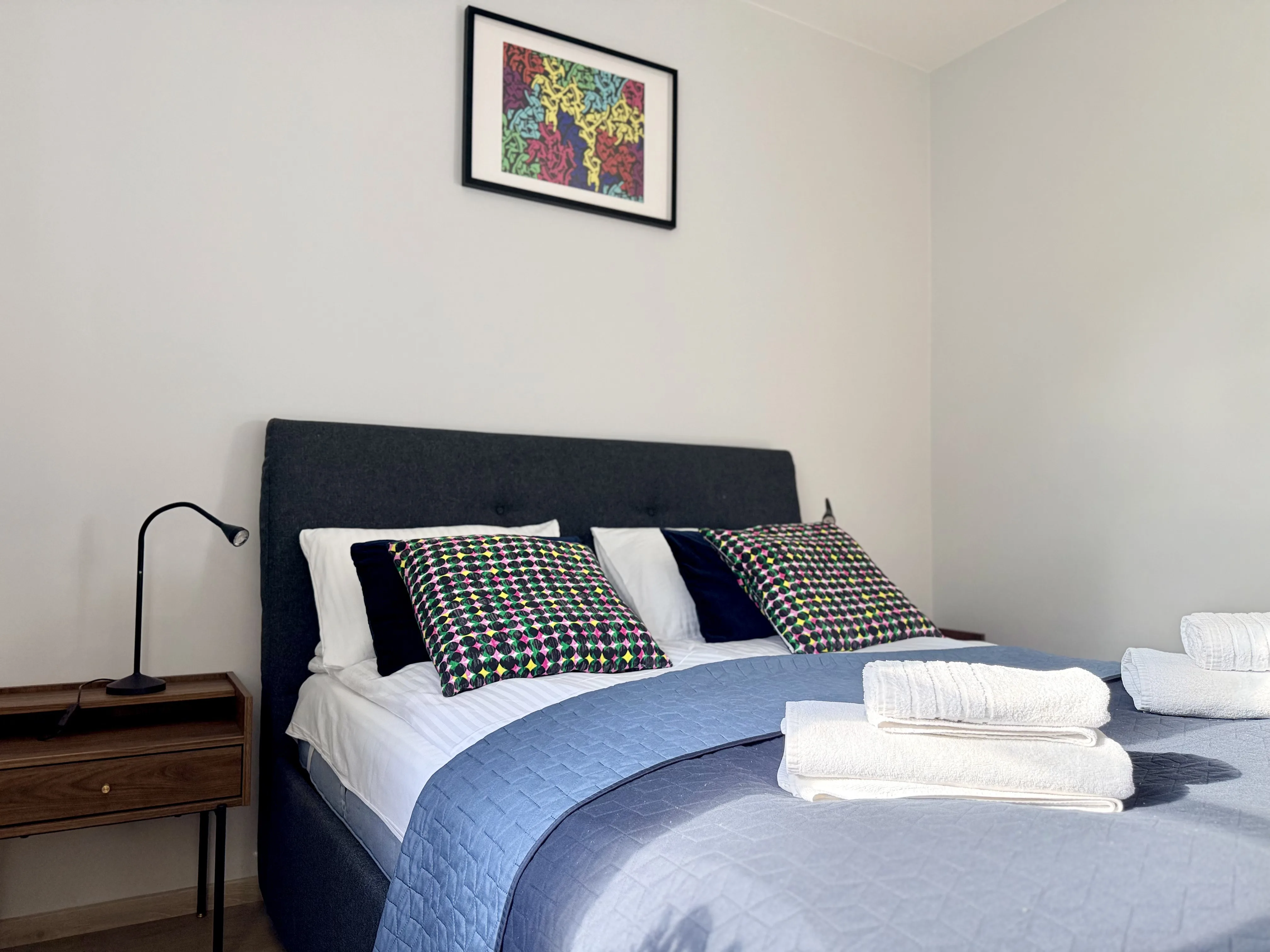 Małe studio czy większy apartament – co lepiej sprawdza się w najmie krótkoterminowym?